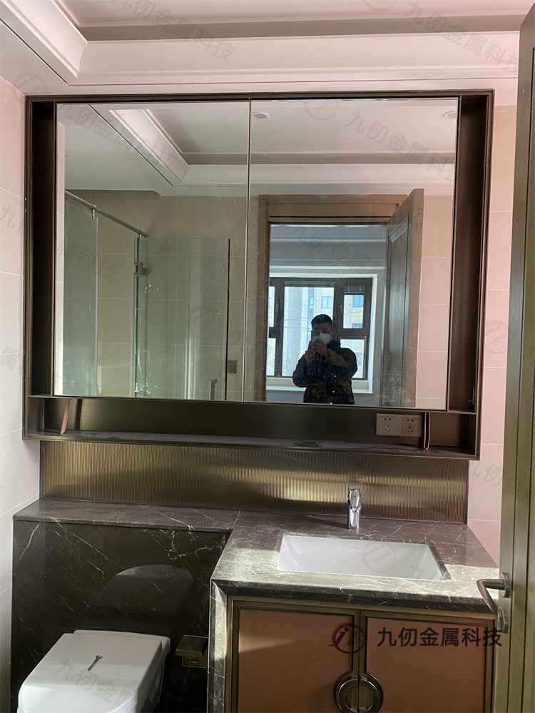卫生间不锈钢镜柜设计装饰