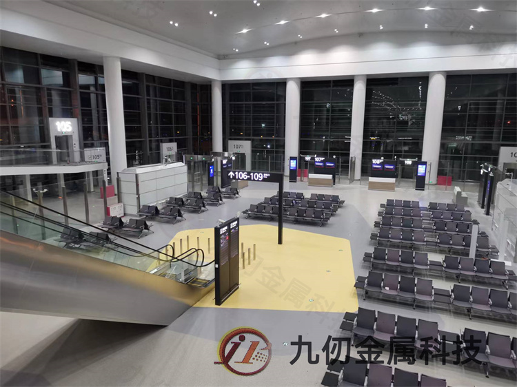 南京禄口机场南走廊不锈钢整体装饰案例
