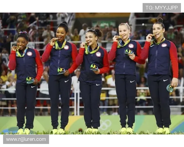 西蒙·拜尔斯练个普通动作都像给亿万富翁开秀场，你说这人活成谁的梦？